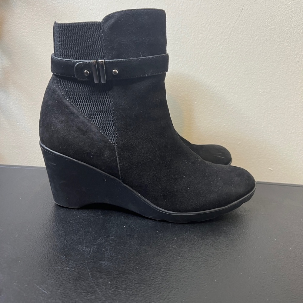 Blondo Women's Liberata Fashion Wedge Bootie Size 7 Waterproof Black Suede
